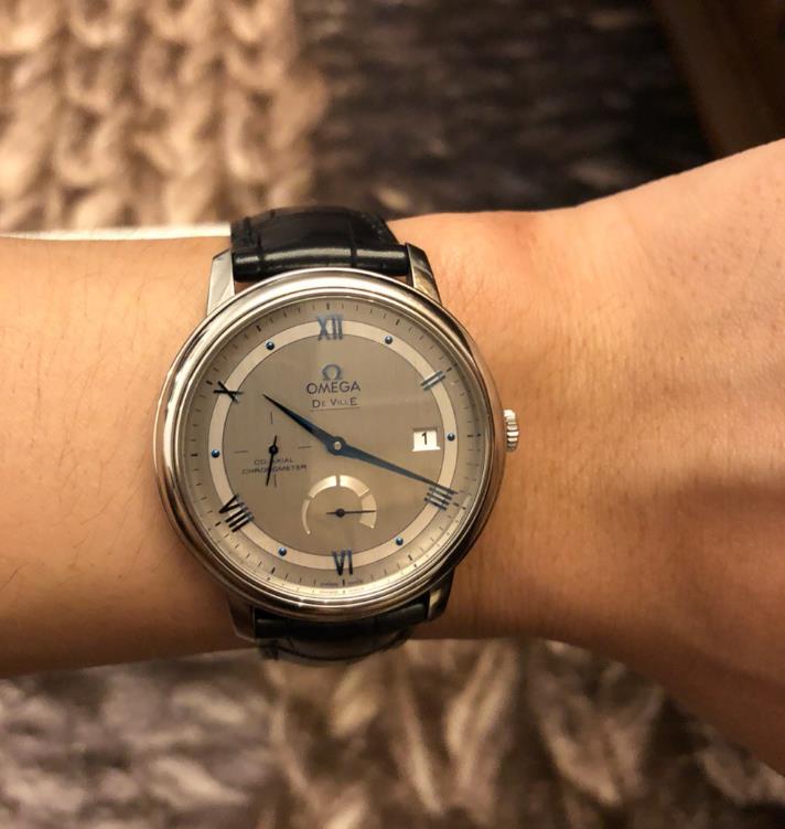 The grey dial fake watch has power reserve display.